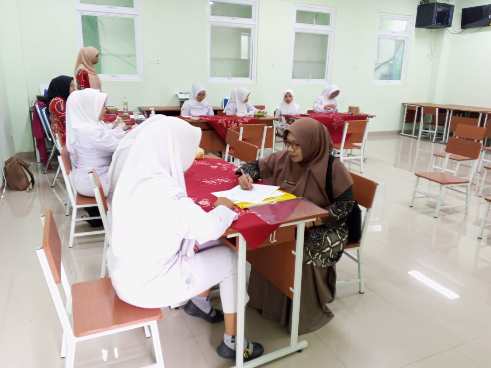 Peduli Kesehatan, Pengawas Madrasah Ening Yuni Sholeh Astuti Hadiri Cek Kesehatan Gratis Semesta Masemba MTsN 9 Bantul